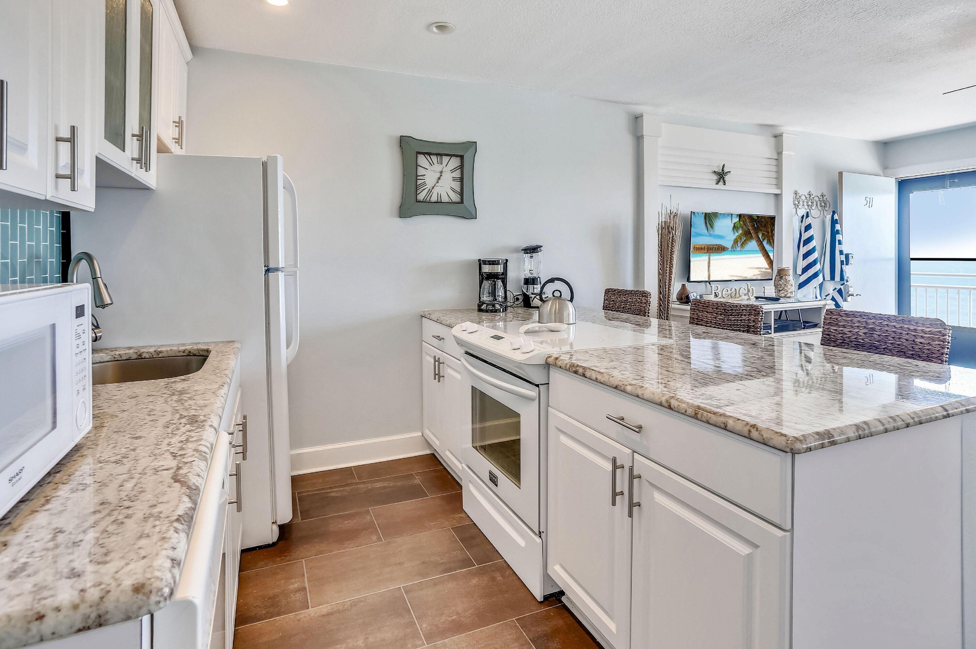 Condo, 1 King Bed (Sunset Chateau 511) | Private kitchen | Oven