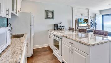 Condo, 1 King Bed (Sunset Chateau 511) | Private kitchen | Oven