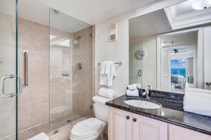 Condo, várias camas (Sand Dollar 107) | Banheiro | Sabonete, papel higiênico