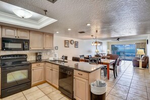 Condo, várias camas (Sand Dollar 107) | Cozinha privada | Fogão, torradeira