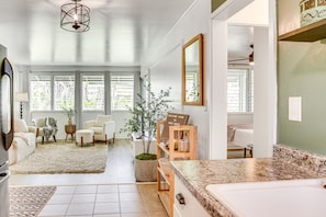 2 bedrooms, desk, iron/ironing board, travel cot - Hilo Apartment w/ Lanai - 2 Mi to Beaches! (Hilo)