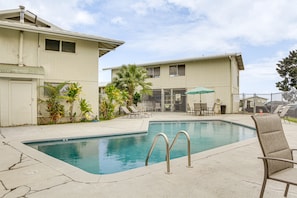 Pool - Hilo Apartment w/ Lanai - 2 Mi to Beaches! (Hilo)