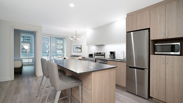 Jääkaappi, mikroaaltouuni, uuni, liesi