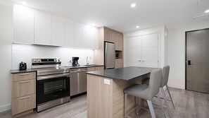 Frigorífico, microondas, horno y placa de cocina