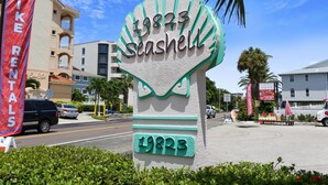 Un panneau portant le numéro 19823 et le mot « Seashell ».