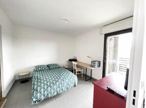 1 bedroom, WiFi - Spacieux T2 + Parking à 5 min D'aix (Laval)