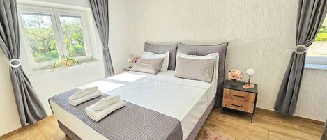 2 bedrooms, in-room safe, desk, iron/ironing board