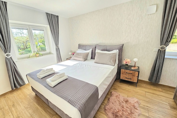 Master bedroom, large double bed (180x200) and a 35 cm Swiss-quality mattress.
