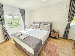 2 sovrum, värdeförvaringsskåp på rummet och skrivbord