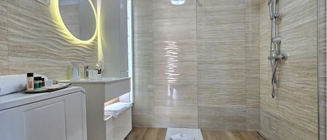 Een douche, een haardroger, handdoeken, zeep