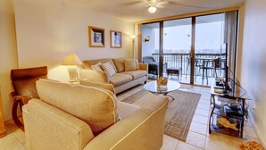 Condo, 1 giường cỡ queen (St Pete Beach Yacht and Tennis Club 5) | Khu phòng khách | TV 