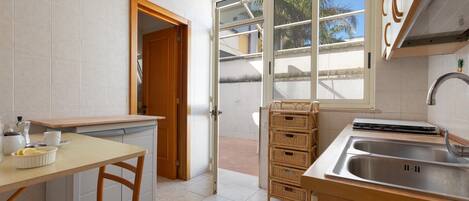 Kühlschrank, Herdplatte, Kochgeschirr/Geschirr/Besteck