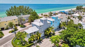 Una zona residenziale lungo la costa, con case, una spiaggia e cieli sereni.