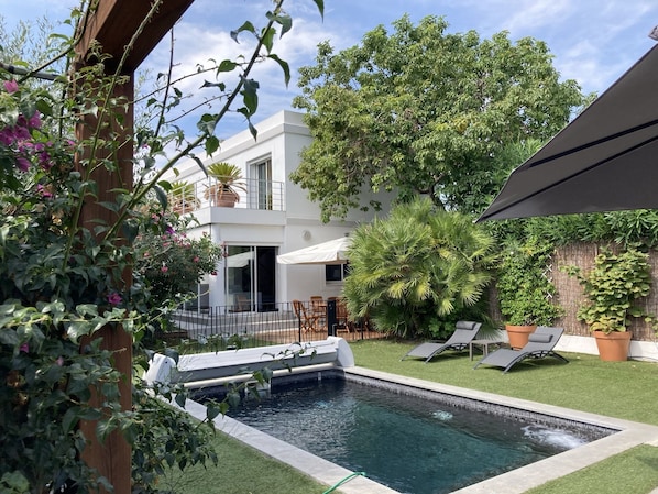 Alberca al aire libre y alberca climatizada