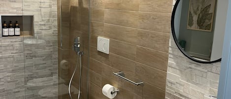 Regadera, secadora de cabello, bidet, toallas