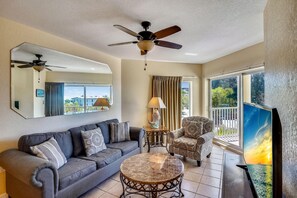 Apartment, Mehrere Betten (Sunset Vistas 302S) | Wohnbereich | Fernseher