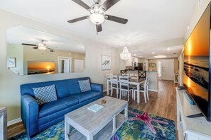 Condo, várias camas (Sunset Vistas 411N) | Área de estar | TV
