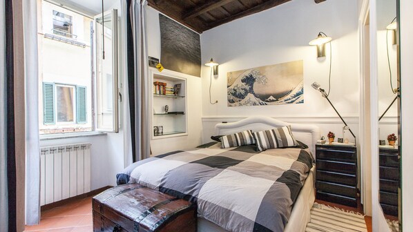 2 bedrooms, iron/ironing board, internet, bed sheets