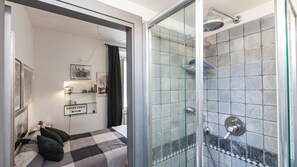 Dusj, hårføner, bidé og håndklær