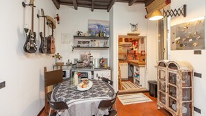 Dining - Lungaretta Apartment (Rome)
