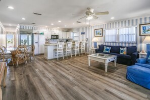 Lejlighed - 1 kingsize-seng (Sunset Villas 3) | Opholdsområde | Tv
