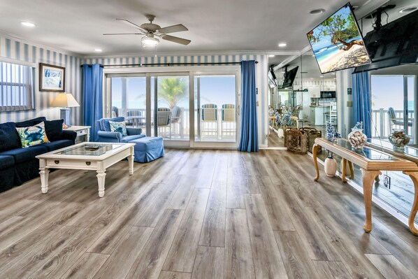 コンドミニアム キングベッド 1 台 (Sunset Villas 3) | リビング エリア | テレビ