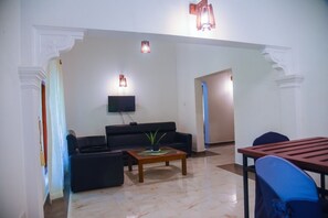 Soundproofing, iron/ironing board, free WiFi, bed sheets - Villa Mandari (Dharga Town)