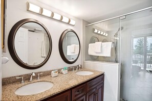 Condo, várias camas (Trillium 1A - Premier) | Banheiro | Sabonete, papel higiênico