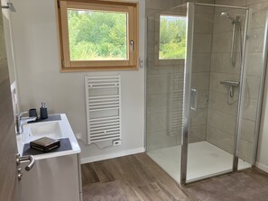 Dusche, Haartrockner, Handtücher, Seife