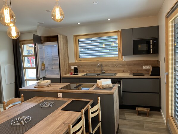 Fridge, oven, stovetop, dishwasher