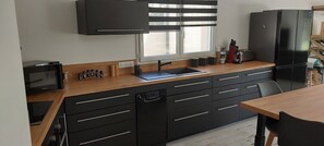 Fridge, microwave, oven, stovetop - Villa Proche de L'île D'oléron (Bourcefranc-le-Chapus)