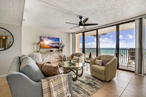 Condo, várias camas (Trillium 1B - Premier) | Área de estar | TV