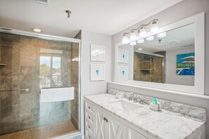 Appart'hôtel, plusieurs lits (Trillium 1C - Premier) | Salle de bain | Savon, papier toilette