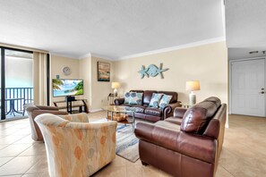 Leilighet, 1 kingsize-seng med sovesofa (Trillium 2A - Premier) | Oppholdsområde | TV