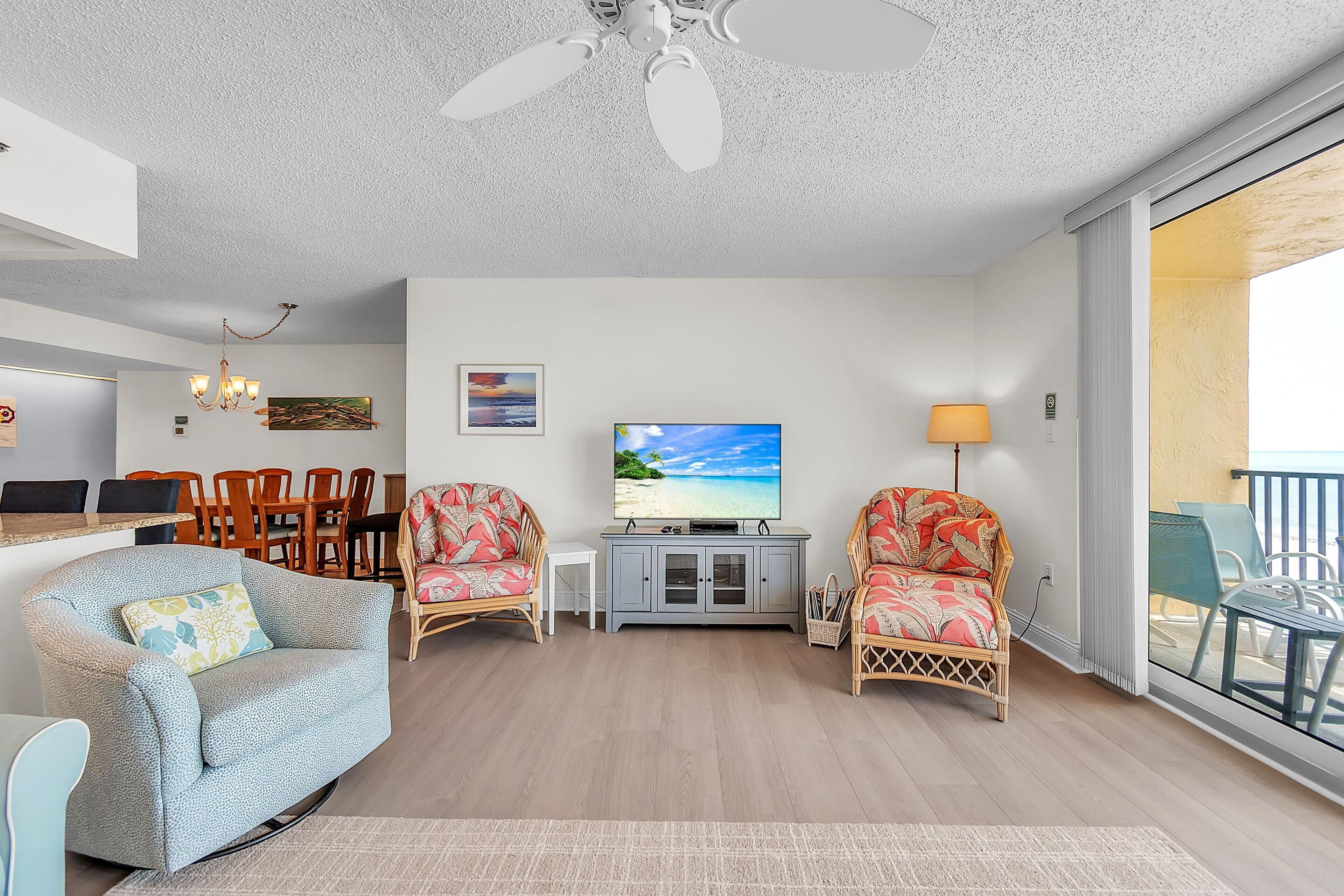 Condo, 1 cama King e sofá-cama (Trillium 2C - Premier) | Área de estar | TV