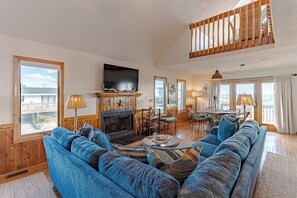 Smart TV, fireplace, stereo