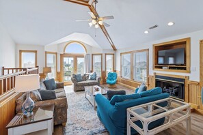 Smart TV, lettore DVD, tavolo da calcetto, impianto stereo