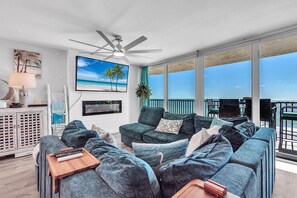 คอนโด, หลายเตียง (Trillium 3A - Premier) | บริเวณนั่งเล่น | ทีวี