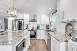 คอนโด, หลายเตียง (Trillium 3A - Premier) | ครัวส่วนตัว | เตาอบ, เตาปิ้งขนมปัง