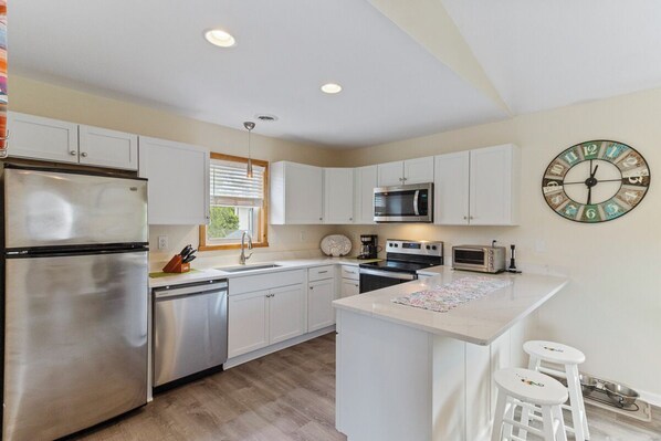 ثلاجة، ميكروويف، فرن، موقد طهي مسطح