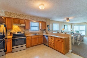 Kjøleskap, mikrobølgeovn, ovn og kokeplater