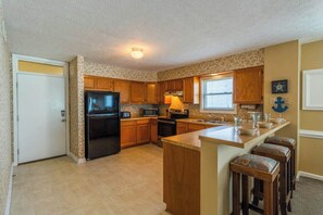 Kjøleskap, mikrobølgeovn, ovn og kokeplater