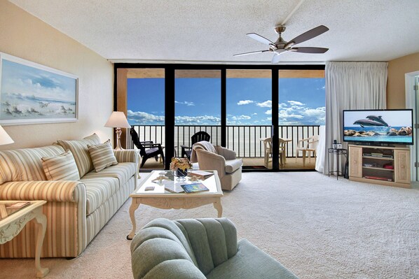 Apartment, Mehrere Betten (Trillium 4B - Premier) | Wohnbereich | Fernseher