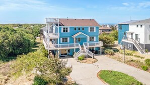 Une maison à deux étages dotée d’un balcon et d’un escalier menant à l’étage supérieur.