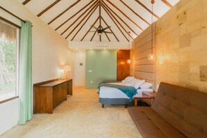 1 habitación, cubrecamas, escritorio y espacio para trabajar con laptop