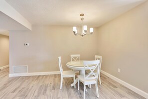 Condo, 1 King Bed (Trillium 4C - Premier) | Dining