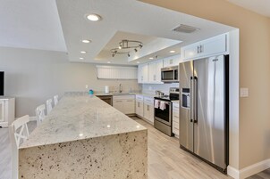 Condo, 1 King Bed (Trillium 4C - Premier) | Private kitchen | Oven, toaster