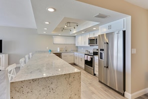 Condo, 1 King Bed (Trillium 4C - Premier) | Private kitchen | Oven, toaster