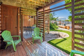 Outdoor dining - Walk to Jennette's Pier from 493 The Purple Whale, Semi-Oceanfront in Nags Head! (Nags Head)