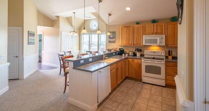 Spacious condo w/ community pool near the Hatteras Ferry!